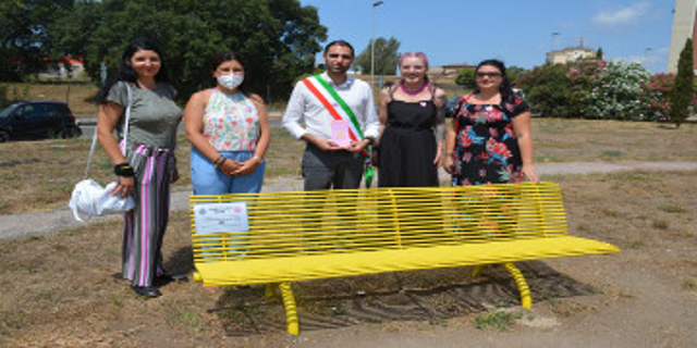Pomezia: Il Sindaco partecipa all'inaugurazione della panchina gialla