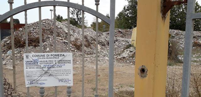 Operazione di contrasto all’abbandono dei rifiuti. Il Nucleo di Controllo Ambientale della Polizia Locale sequestra una discarica abusiva di 3mila mq a Torvaianica 