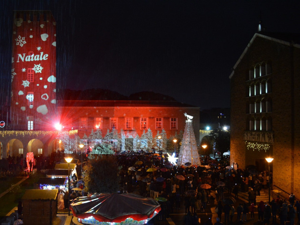 Natale d’Amore, Pomezia accende i suoi alberi. Doppia cerimonia per dare il via ai festeggiamenti in Città. Tanti gli eventi in programma dall’8 dicembre al 6 gennaio 