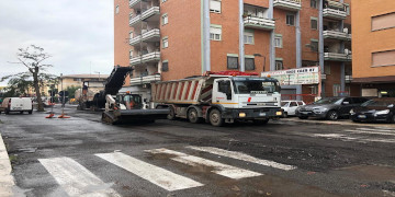 #Strade a #Pomezia, lavori di manutenzione straordinaria per il rifacimento del manto stradale. Da domani senso unico alternato in via Castagnetta.