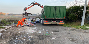 Contrasto al degrado urbano, nuova operazione delle Forze dell’Ordine in via Fellini: smaltiti circa 30 quintali di rifiuti