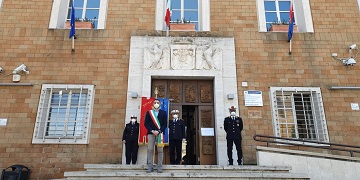 Emergenza Coronavirus, un minuto di silenzio e bandiere a mezz'asta in ricordo delle vittime e in onore del personale sanitario