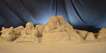 Natale 2020, inaugurato il presepe di sabbia a Torvaianica nei giardini di piazza Italia