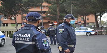 Via Fellini, maxi operazione interforze di Polizia di Stato e Polizia Locale di Roma Capitale e Pomezia sulla regolarità degli alloggi popolari